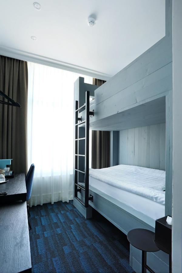 Twin bunk bed