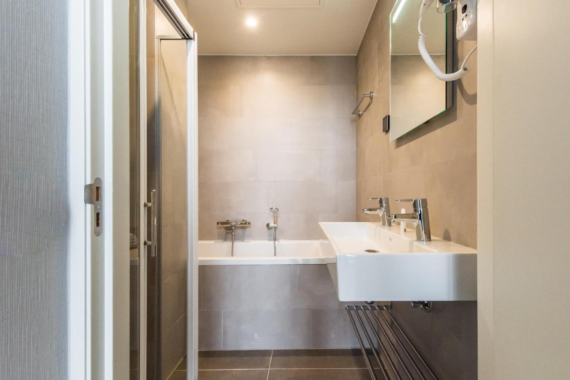 Large 1 Bedroom Apartment Canal view Duplex