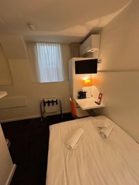 Single Room Souterrain Bedsize 120 cm Shared Toilet