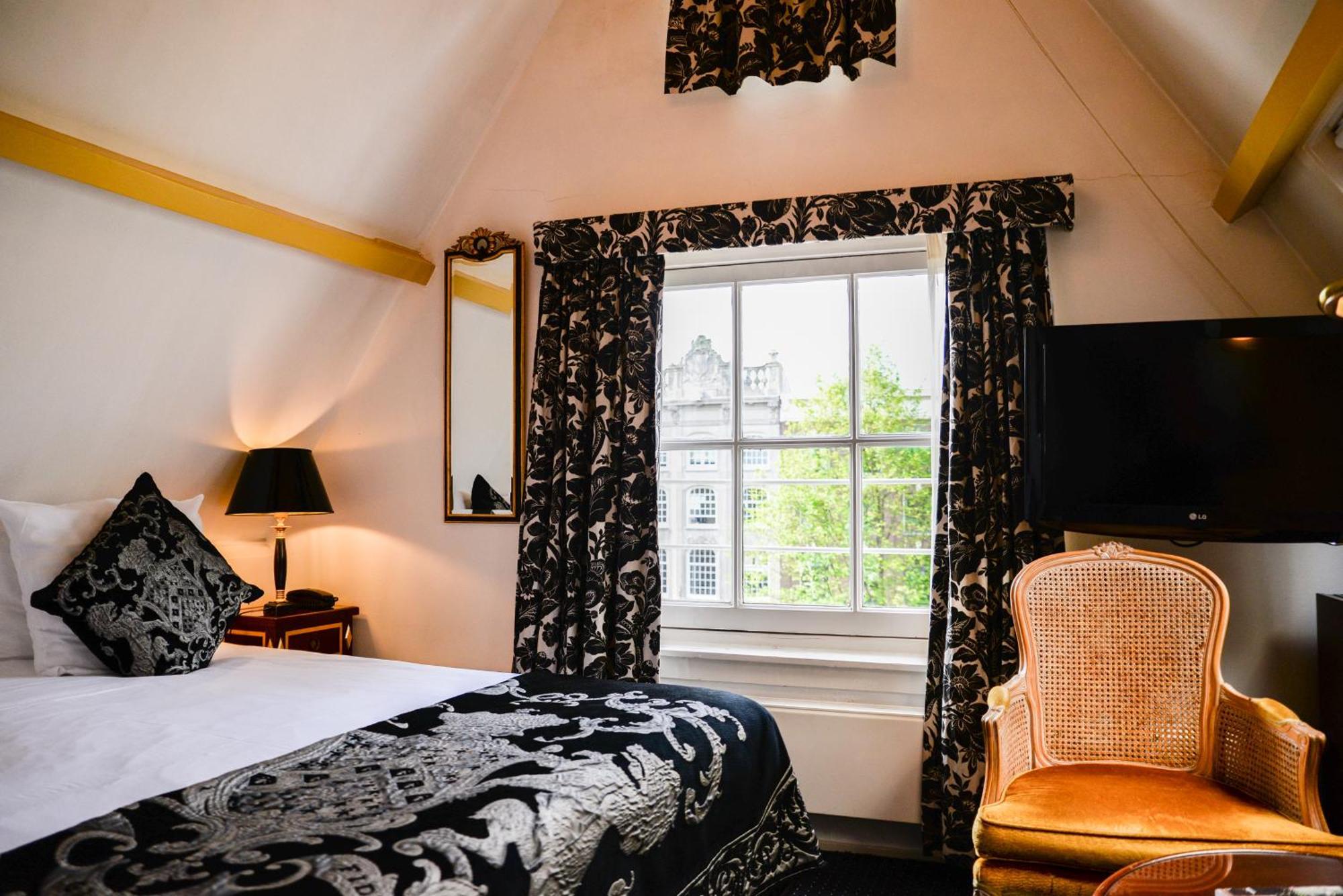Classic Double or Twin Room Canal View