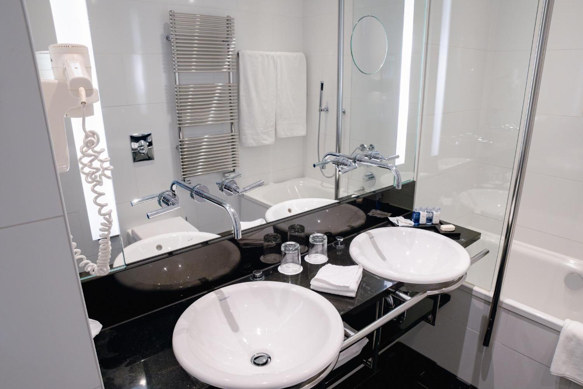 Classic Double or Twin Room Canal View