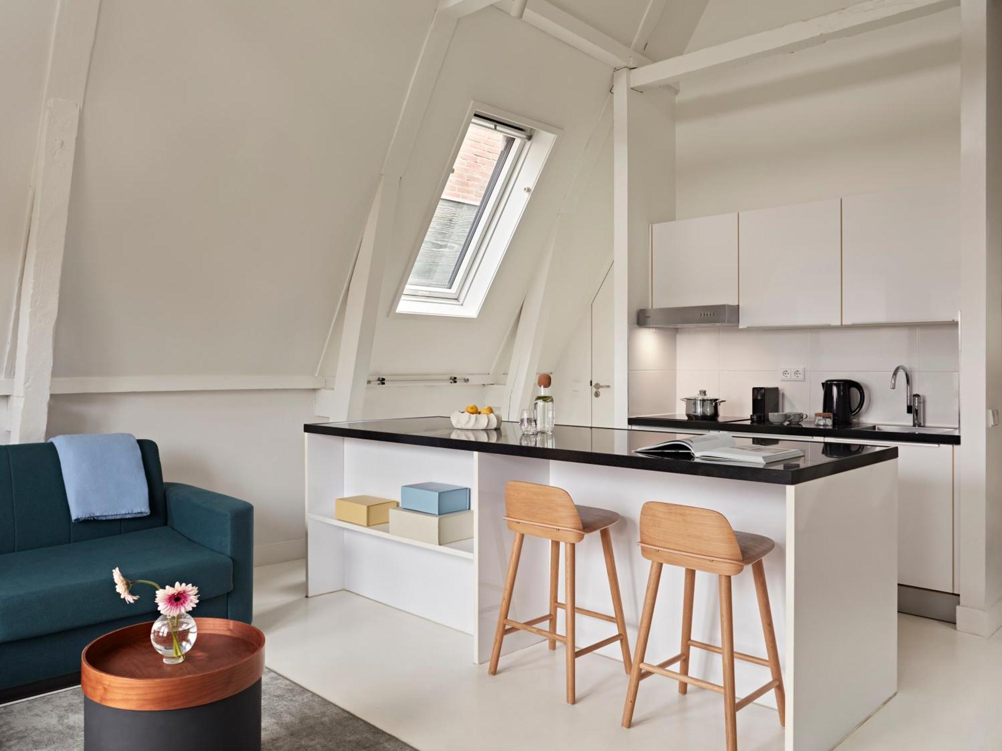 Large 1 Bedroom Apartment with Sofa Bed - Canal view