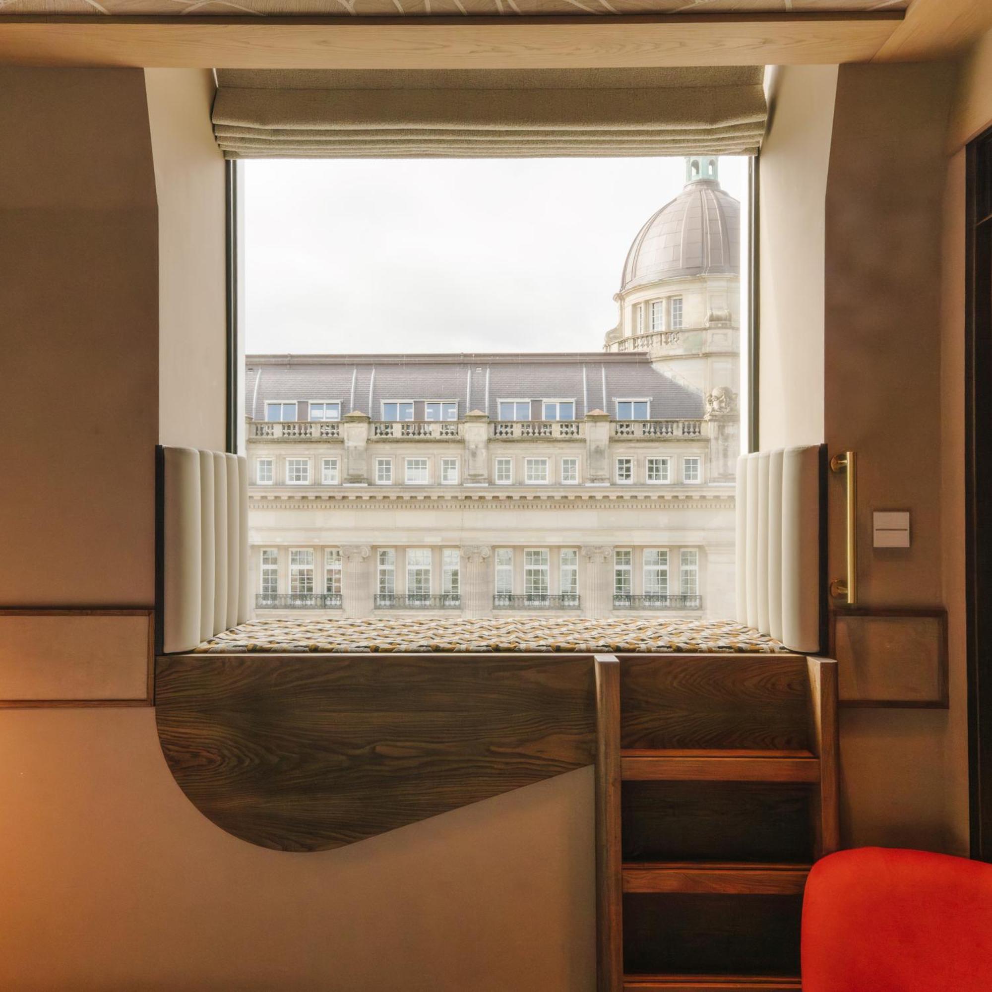 Circle Room Premium Cityview